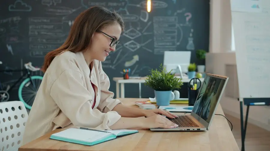 Une femme suit un webinaire sur son ordinateur portable