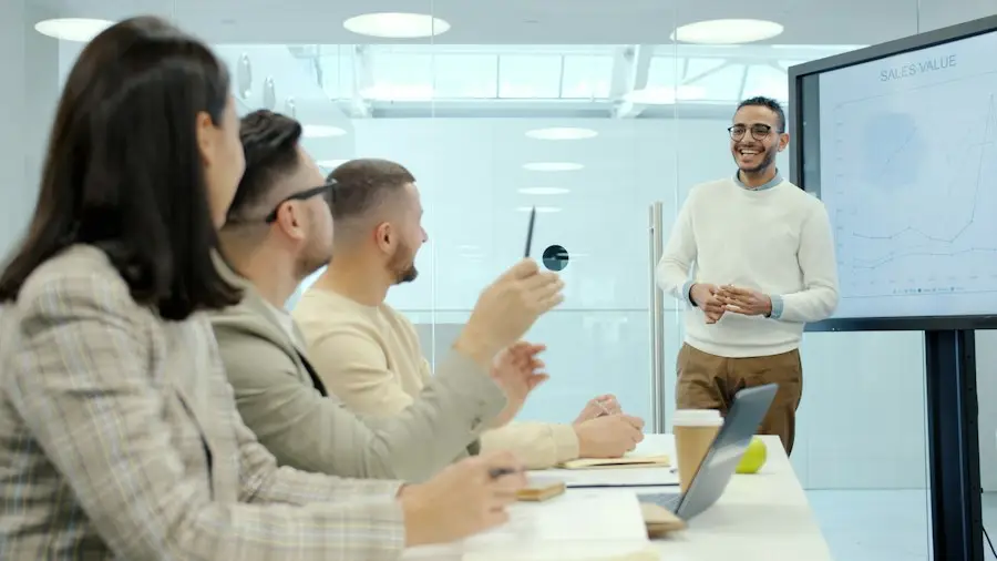 Une formation en présentiel dans une salle lumineuse