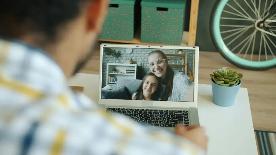 Une classe virtuelle en visioconférence sur un ordinateur portable