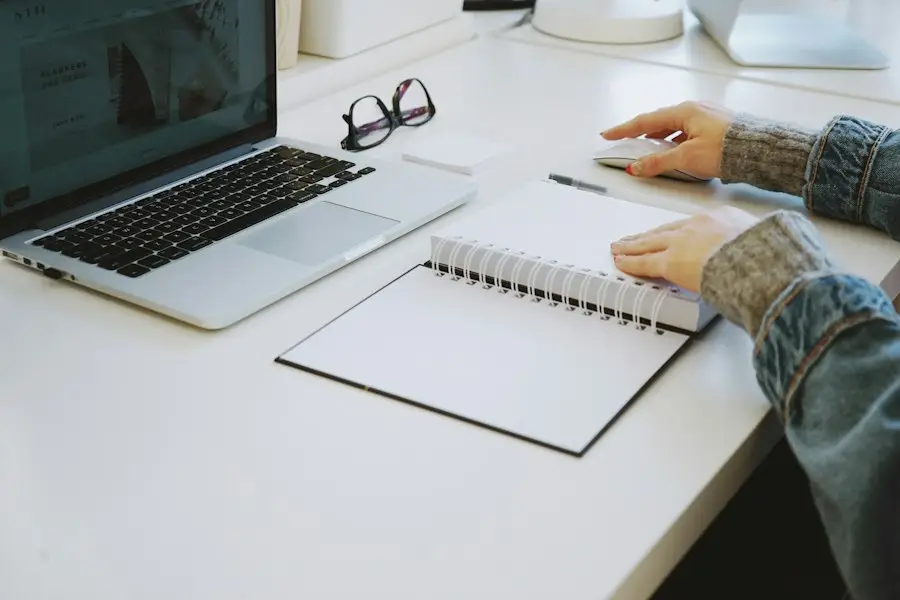 Ordinateur portable et carnet sur un bureau clair