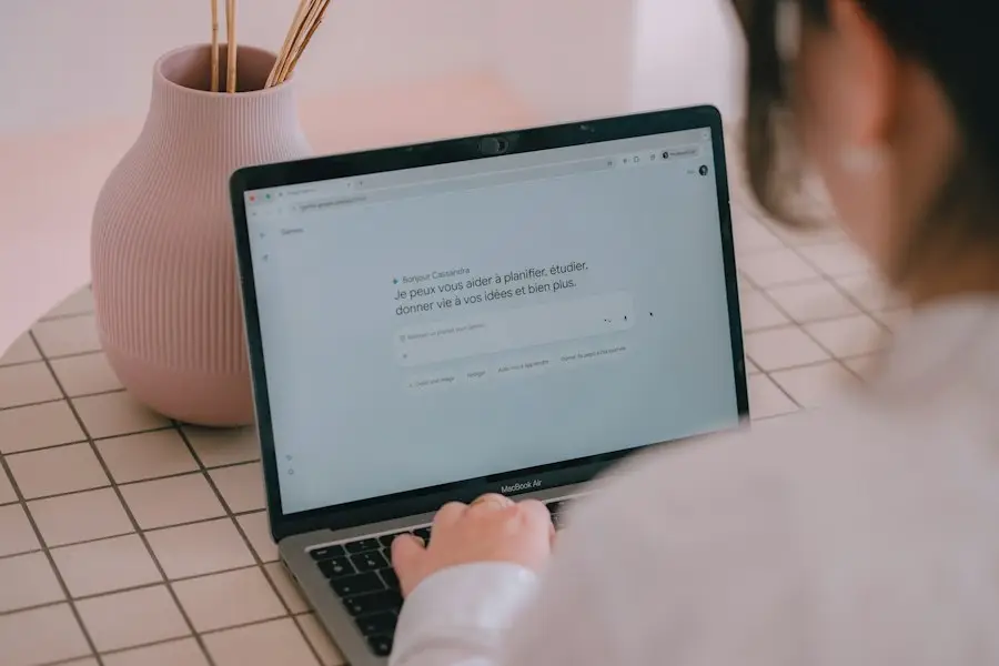 Une personne échange avec un assistant sur son ordinateur portable