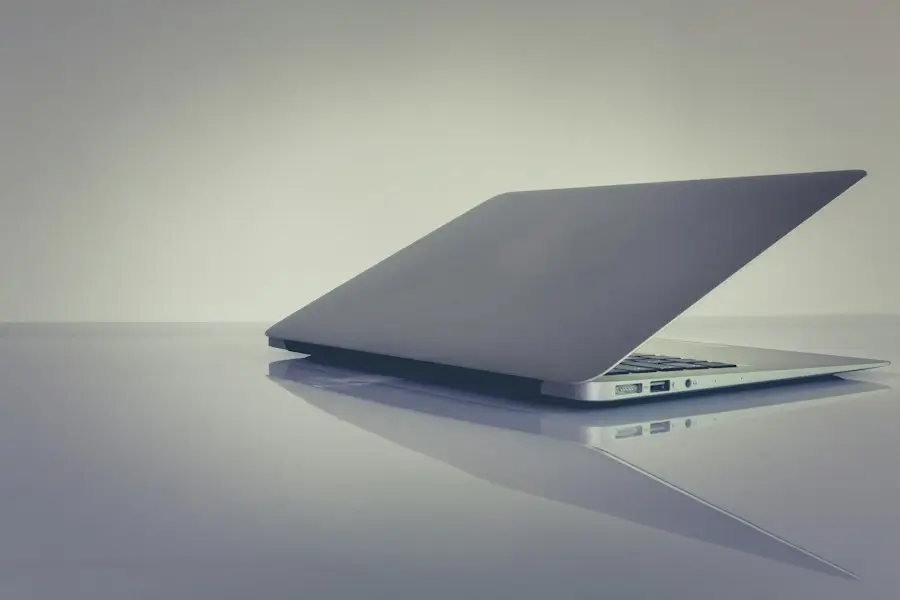 Ordinateur portable argenté sur une surface claire
