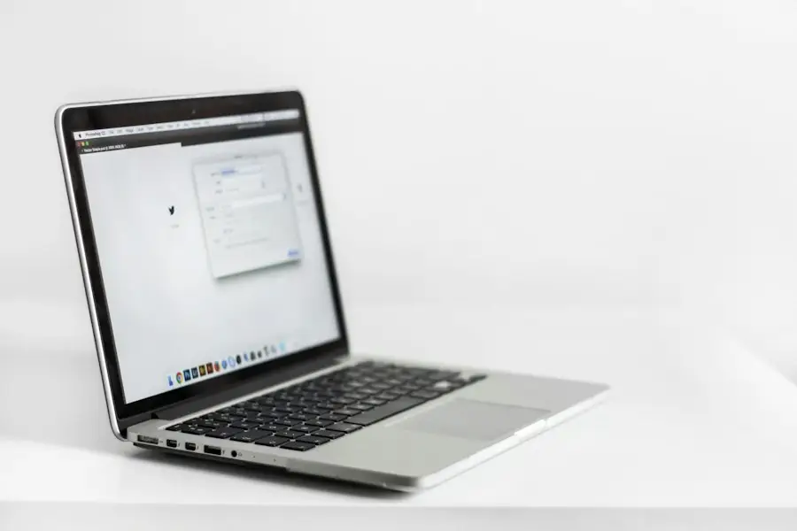 Ordinateur portable ouvert sur une messagerie, sur un bureau blanc