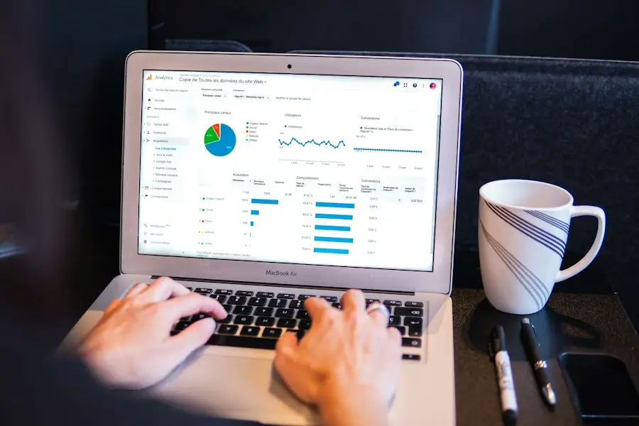 Mains sur le clavier d'un ordinateur affichant des graphiques