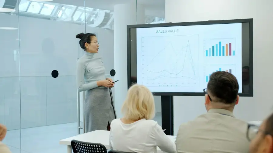 Une intervenante présente des graphiques sur grand écran