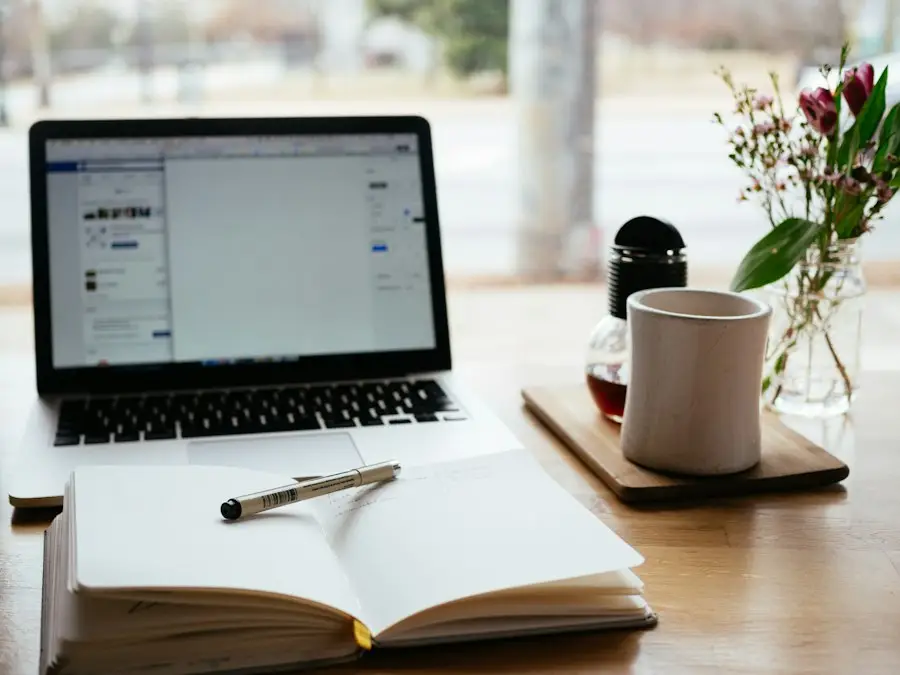 Ordinateur portable ouvert sur un document, à côté d'un carnet